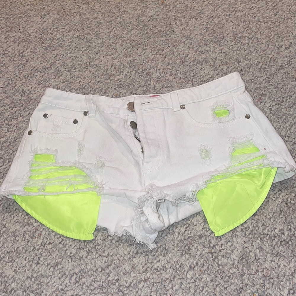 Signature 8 white shorts size medium
